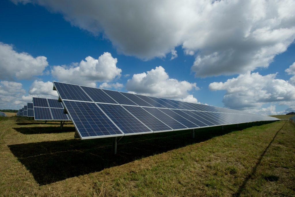 Solarpaneele auf einer Grünfläche