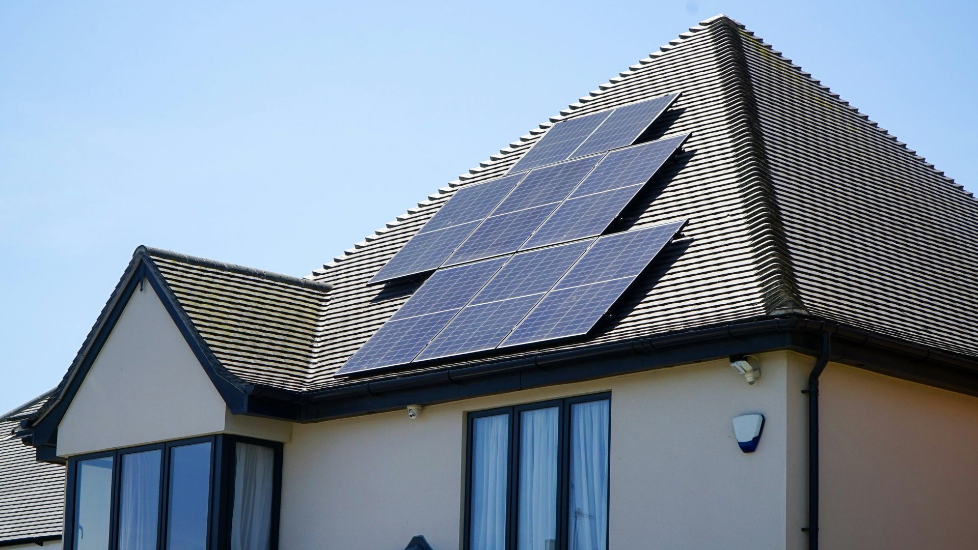 ein Haus mit Solarmodulen